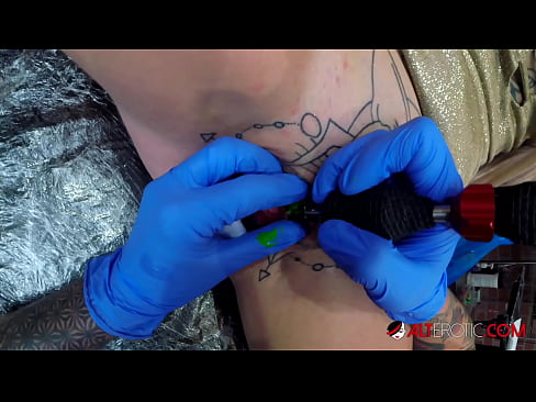 ❤️ Sully Savage mai tsananin jarfa ta yi tattoo a kan kwarin ta ☑ bidiyon tsutsa ️❤