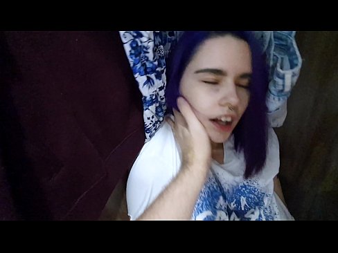 ❤️ Ya sami kanwata a cikin kabad ya taimaka mata ☑ bidiyon tsutsa ️❤